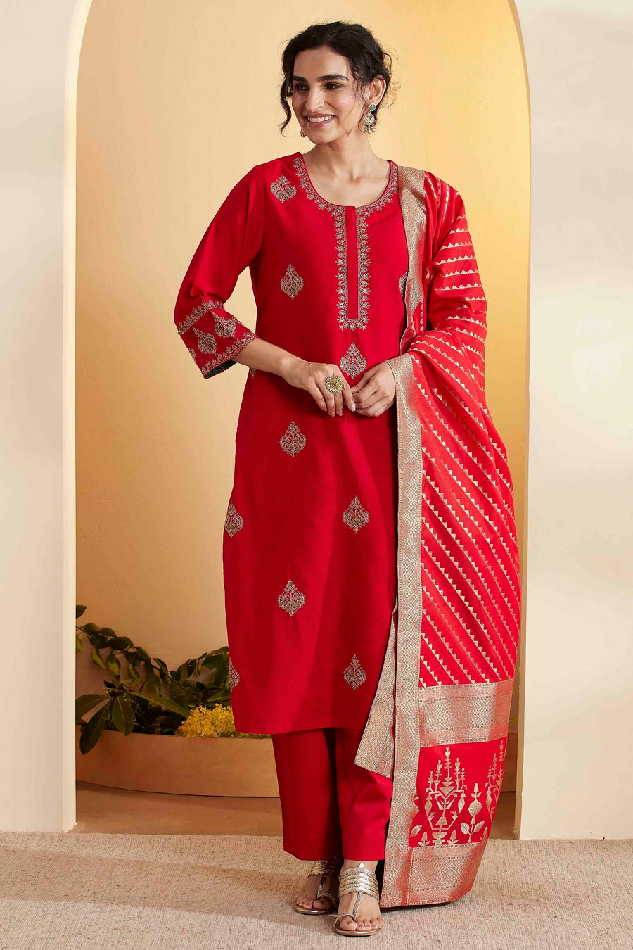 Red & Gold Embroidered Kurta Set – view 3